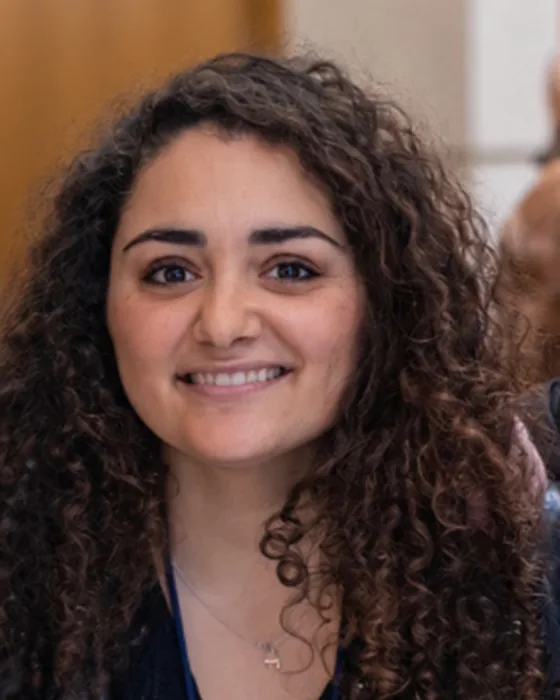 Portrait de Léa Hayoun, psychologue clinicienne, souriante